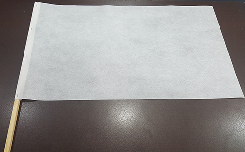 BANDERA DE NON WOVEN BLANCO CON VARILLA DE MADERA MED. 30 X 50 CMS