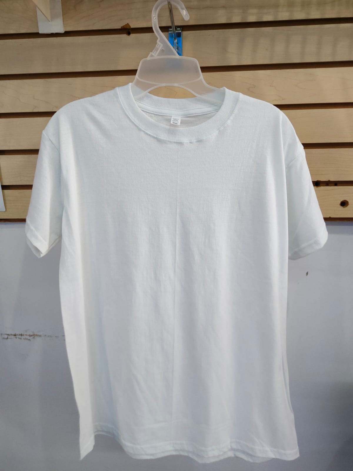 PLAYERA CAMPAÑERA CUELLO REDONDO MANGA CORTA CON TAPA COSTURA 100% ALGODÓN COLOR BLANCO TALLAS SURTIDAS PESO MEDIO.